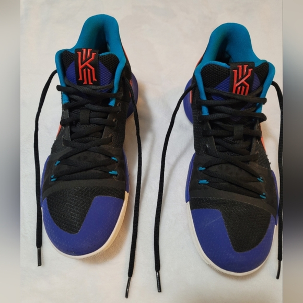 Pre-owned in good condition. The Nike Kyrie 3 Kyrache Light pays homage to the